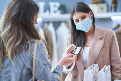服装店的女卖家和买家