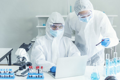 科学家covid-19病毒化学研究实验生物技术抗体样本实验室培养抗病毒疫苗。科学家看显微镜，科学试管