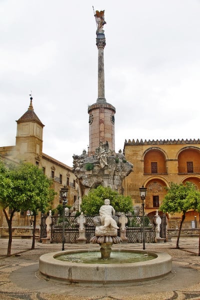 带有喷泉的花园和圣拉斐尔门桥胜利纪念碑(圣拉斐尔Triunfo de San Rafael)，位于圣