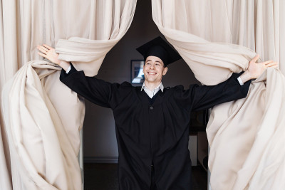 白种年轻人非常兴奋地接受他的学士学位