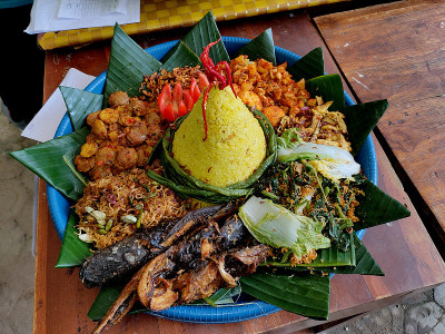 米饭Tumpeng。圆锥形黄米。一种带有配菜的印尼节日饭。印尼食品