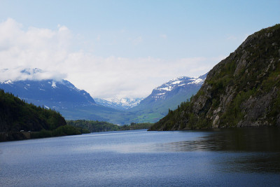 以山脉为背景的挪威峡湾，哈当厄峡湾