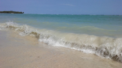 泰国苏梅岛查翁海滩上的海浪。