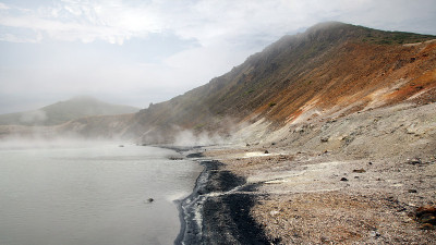 俄罗斯国后岛戈洛夫尼娜火山火山口沸腾湖的全景图