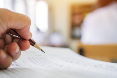 学生手拿试卷、手拿铅笔、手拿考场、手拿答题纸、手拿试卷、手拿答题纸、手拿答题纸、手拿答题纸、手拿答题
