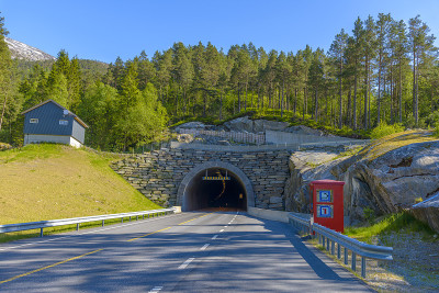 挪威山区的公路隧道