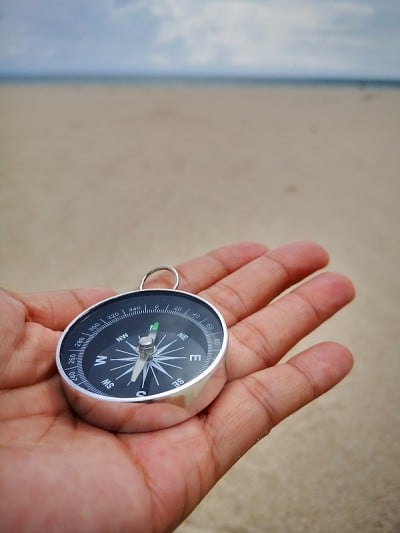 罗盘是一种用于导航和定位的仪器，它显示相对于地理基本方向或点的方向。有的利用磁能和风水来提升生活质量