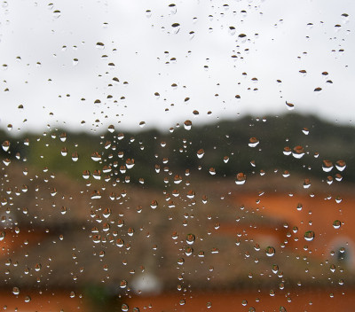 雨滴落在窗户上