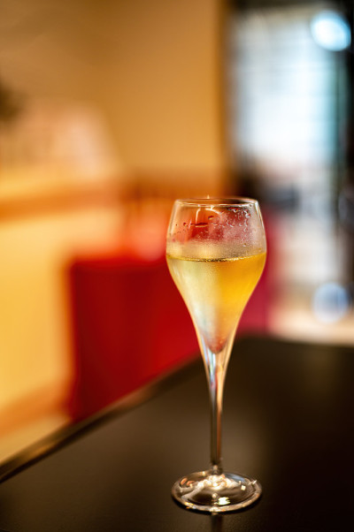 在法国香槟酒庄的地下酒窖里品尝冷酿香槟起泡酒