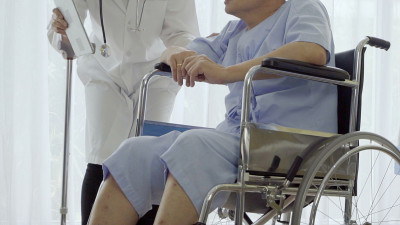 医生在医院或诊所照顾病人。医疗保健的概念。