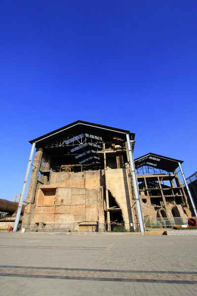 2013年11月4日，中国河北省唐山市旗新水泥厂的废弃工厂。