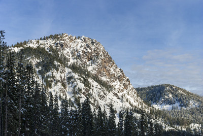 雪山与岩石峰的景色