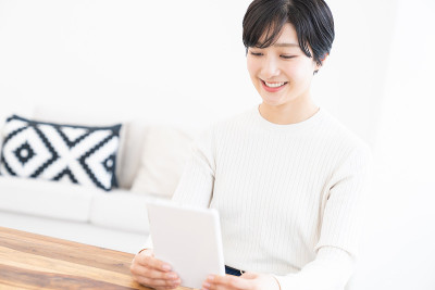 有魅力的亚洲女人看平板电脑