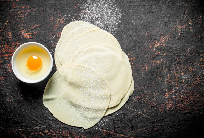 擀成面团用于生格扎饺子。