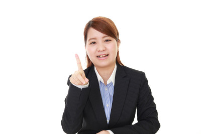 女商人用手指着