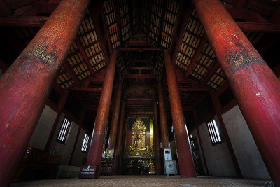 建筑和室内的泰国木制寺庙