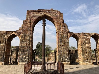 Qutub minar大院的拱门和柱子