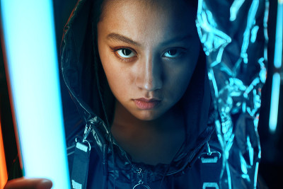 亚洲少女肖像霓虹灯