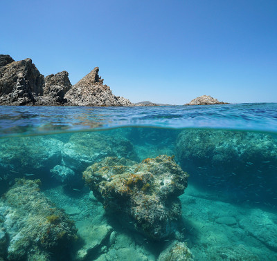 岩石海岸和水下的地中海