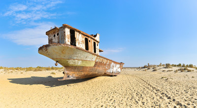 全景。咸海沙漠里的旧船，后视镜