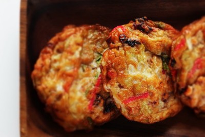 亚洲菜，蔬菜鱼饼，蜜橘装盘