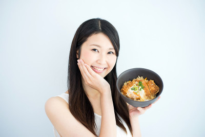 吃日本料理的女人