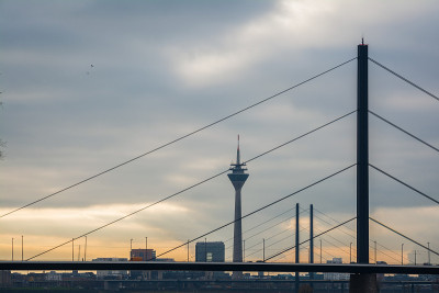乌云背后的太阳Düsseldorf电视塔桥stadtor城市景观