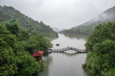 湖上有船、桥和流水