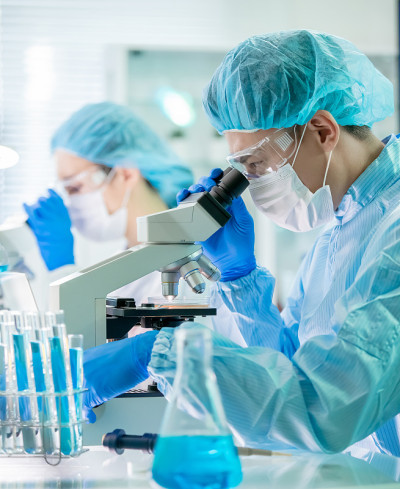 亚洲科学家使用显微镜