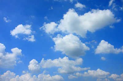 蓝色的天空背景。