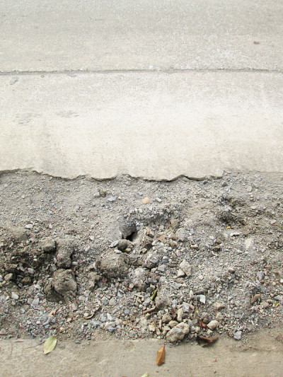 道路上危险的坑洼
