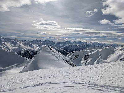 斯基莫，在瓦莱州的戈姆斯山上滑雪，观看matterhon。阴天在山上