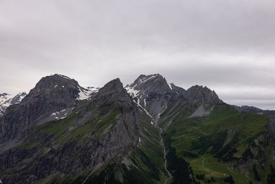在瑞士的炉边徒步旅行。登上顶峰，翻越阿尔卑斯山，欣赏美丽的风景。史诗般的风景，看起来像霍比特人的土地