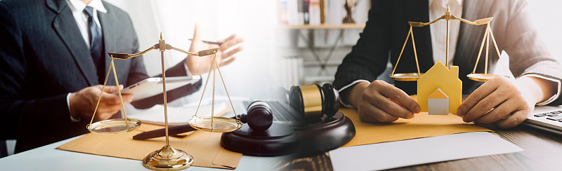 女律师在办公桌旁解释火险和窃房保险的文件联系。家庭保护，家庭，保险。租房子的概念