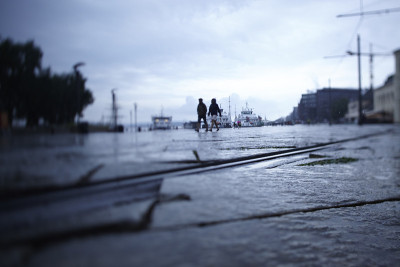 一对在雨中走过奥斯陆港口的夫妇