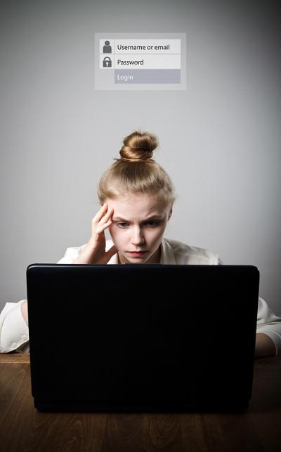 年轻苗条的女人正在用笔记本电脑浏览网络