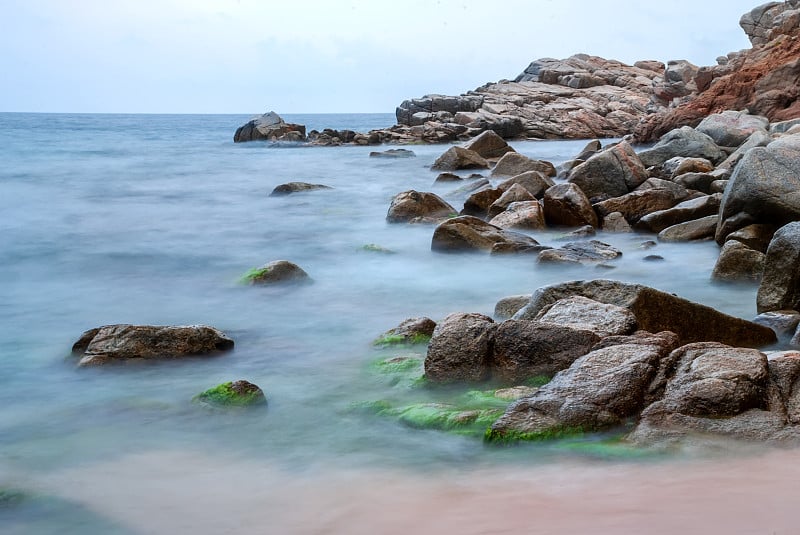 西班牙加泰罗尼亚的Tossa De Mar。风景如画的科斯塔布拉瓦海岸有美丽的海滩和清澈的绿松石水。