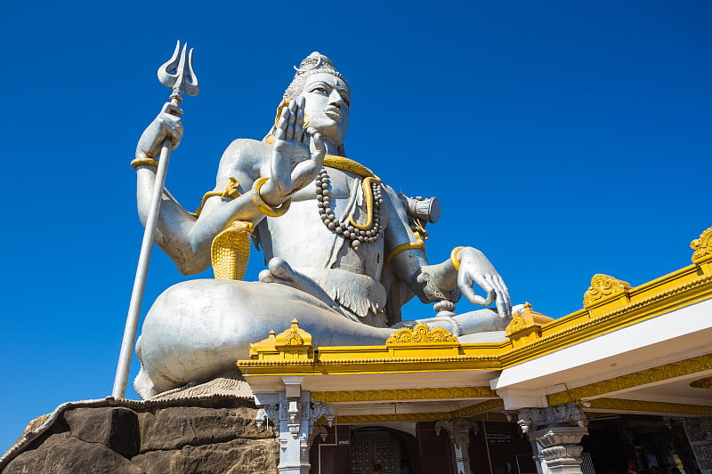 湿婆神的雕像建在Murudeshwar