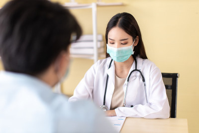 手持医生测量病人的压力。医疗工作者在检查血压或其他健康的年轻人期间。