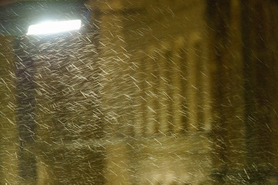 布鲁塞尔下雨了。