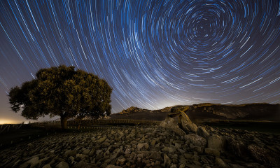 星星在石头人上的轨迹