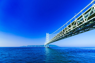 夏日清晨蓝天背景下的明石海峡大桥景观
