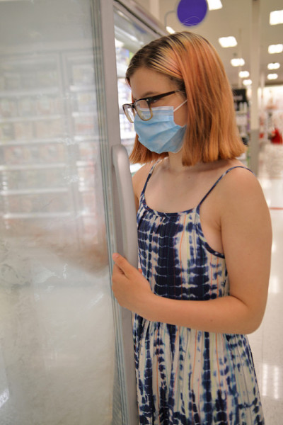 女孩在杂货店里购物。