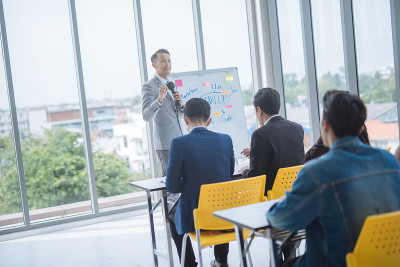 商人在会议室里做演示