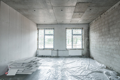 室内建筑工地。商业大厦大厅装修工程。建筑准备装修。准备通信。在建建筑的工程通讯