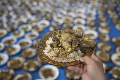 传统亚齐食物“Kuah Beulangong”/传统亚齐美食，由肉和菠萝蜜混合，吃白米饭