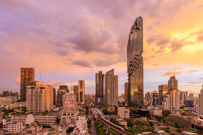 曼谷商业区的城市景观与摩天大楼在暮色中，泰国