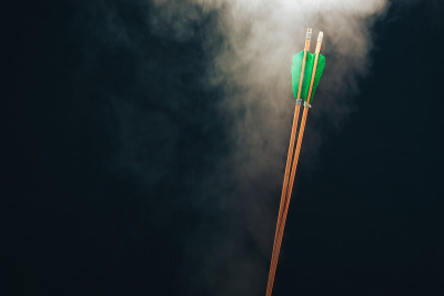 两个木箭。美丽的烟雾的背景。中世纪的武器都是手工制作的。