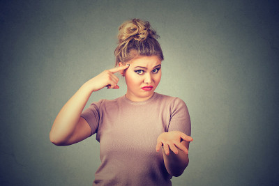 愤怒的疯女人用手指打手势你疯了吗?