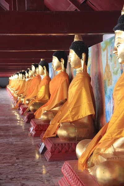 在瓦拉玛哈威罕佛寺的泰国佛像